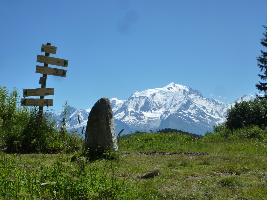 Mont-Blanc et borne romaine au col du Jaillet